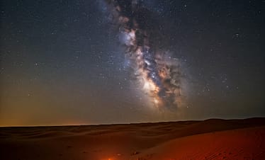 Vivez une nuit magique en bivouac sous les étoiles du désert lors de nos bivouacs.